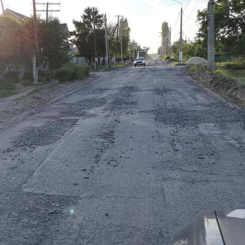 Блогер выложил в интернет фотографии только что отремонтированной чиновниками дороги под Волгоградом