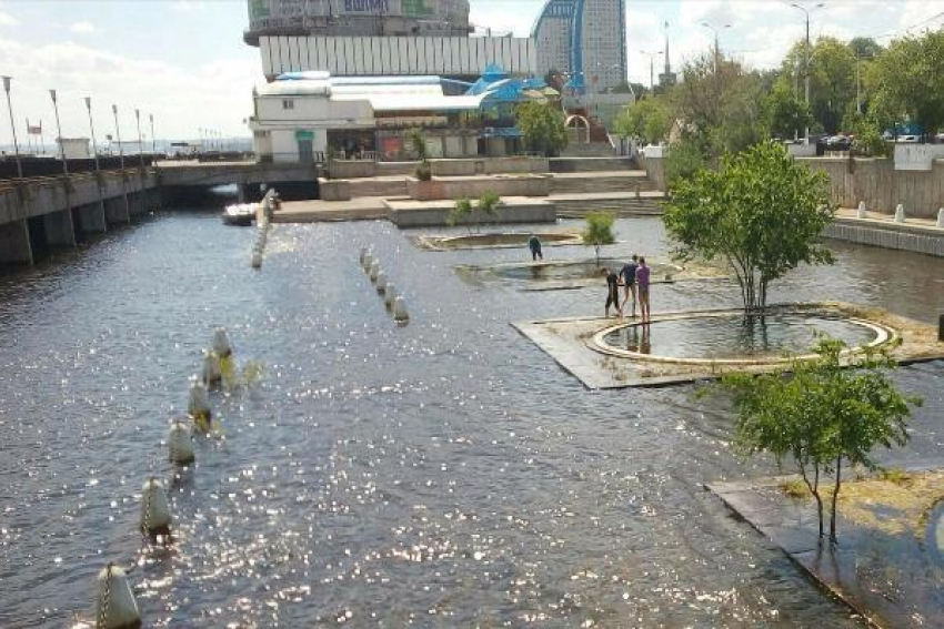 Горожане открыли купальный сезон на набережной Волгограда 