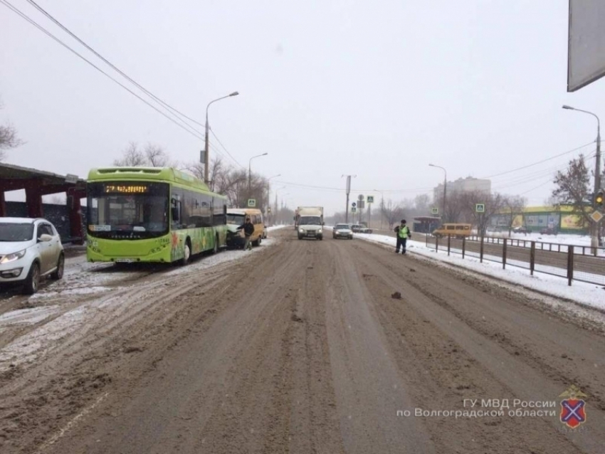 Годовалый ребенок и двое мужчин пострадали в ДТП автобуса и маршрутки на юге Волгограда 