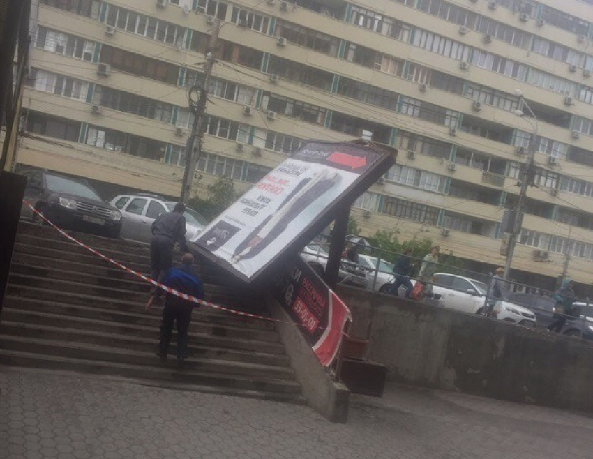 Сильный ветер повалил рекламный щит в центре Волгограда 