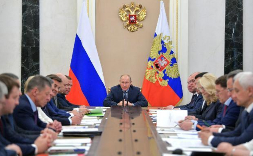 На совещании у Владимира Путина опять недобрым словом вспоминали Волгоградскую область