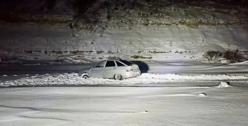  Пятеро застряли в снежном плену под Волгоградом