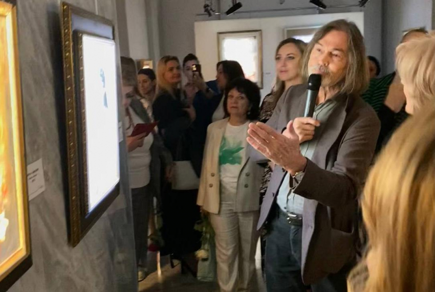 Знаменитый художник Никас Сафронов с сыном приехали на открытие выставки в Волгограде