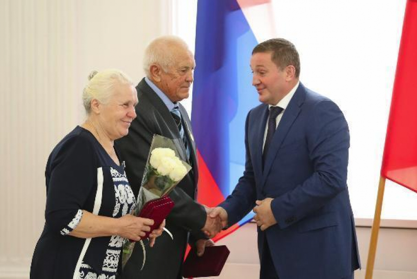 Андрей Бочаров вручил государственные награды волгоградцам
