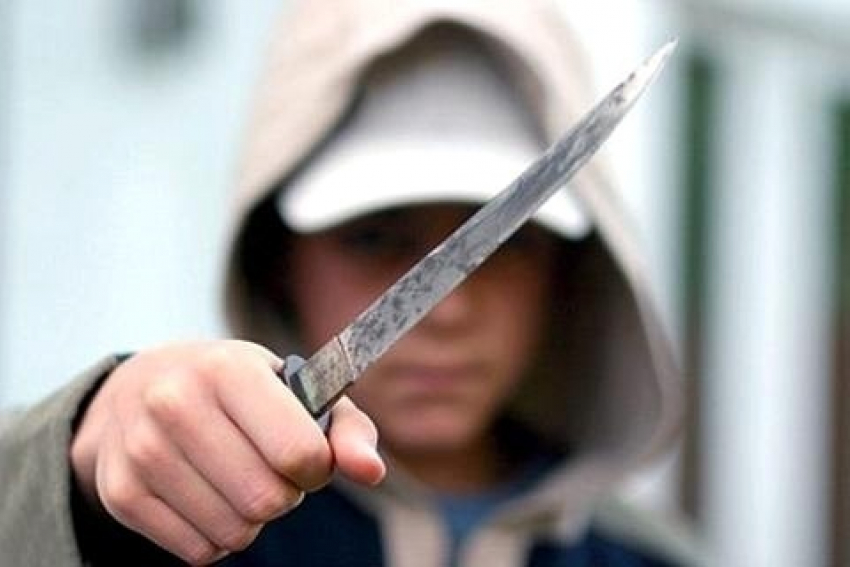 В Волжском 18-летний парень пырнул ножом 35-летнего друга