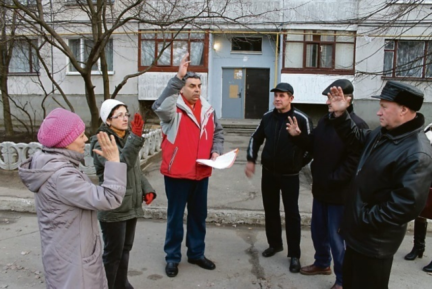 Экстренный митинг жильцов у подъезда дома помог вернуть тепло в дом на юге Волгограда