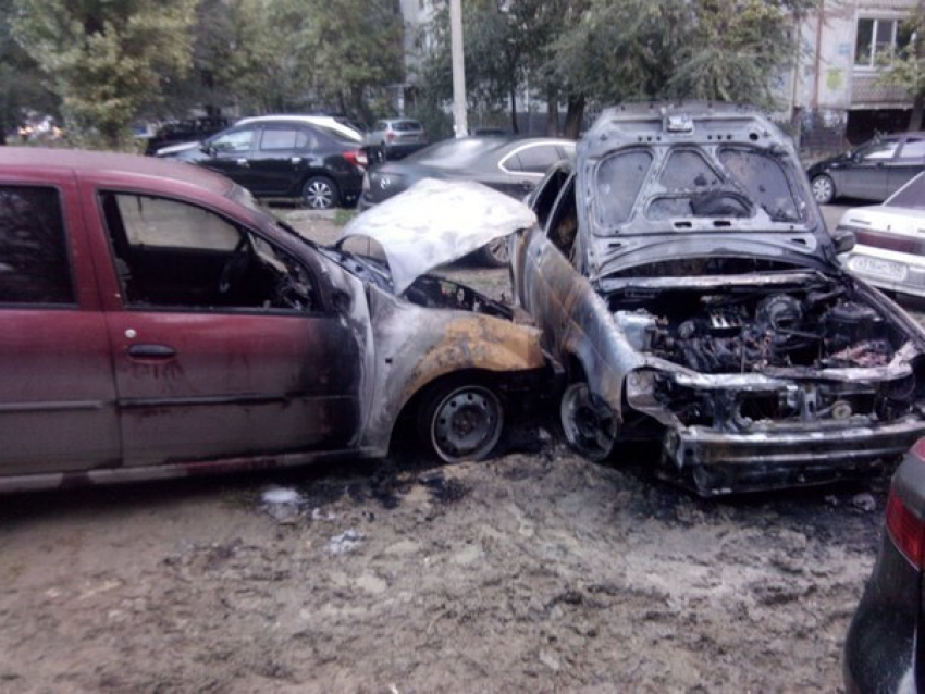 В Волгограде ночью во дворе дома сгорели 2 Renault и Lada Priora