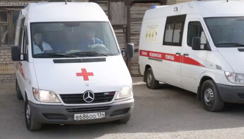 Волгоградец на «Лада Приора» устроил тройное ДТП: девушка в больнице