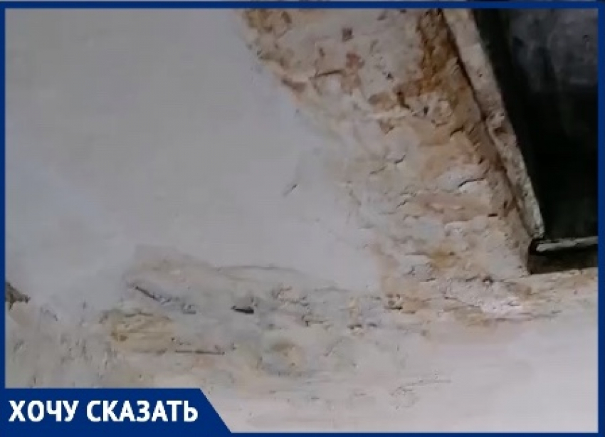 В многоэтажном доме Волгограда вода льется с крыши до первого этажа: видео 