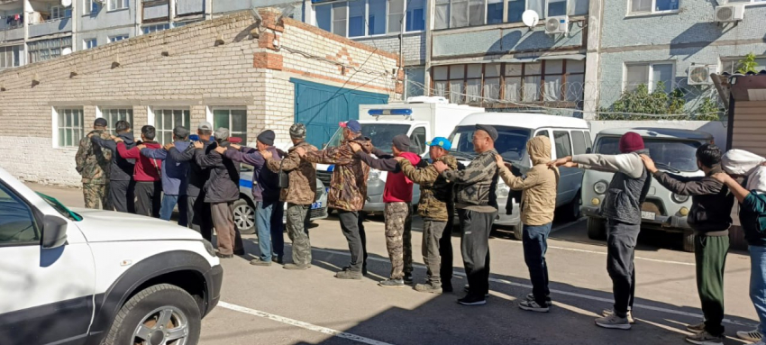 Полсотни мигрантов выстроили по линейке под Волгоградом 