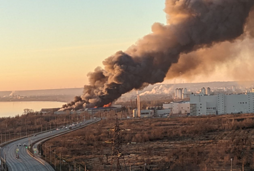 Волгоград возгорание. Пожар в Кировском районе Волгограда. Дым пожар. Пожар в Ашане Волгоград. Город в дыму.