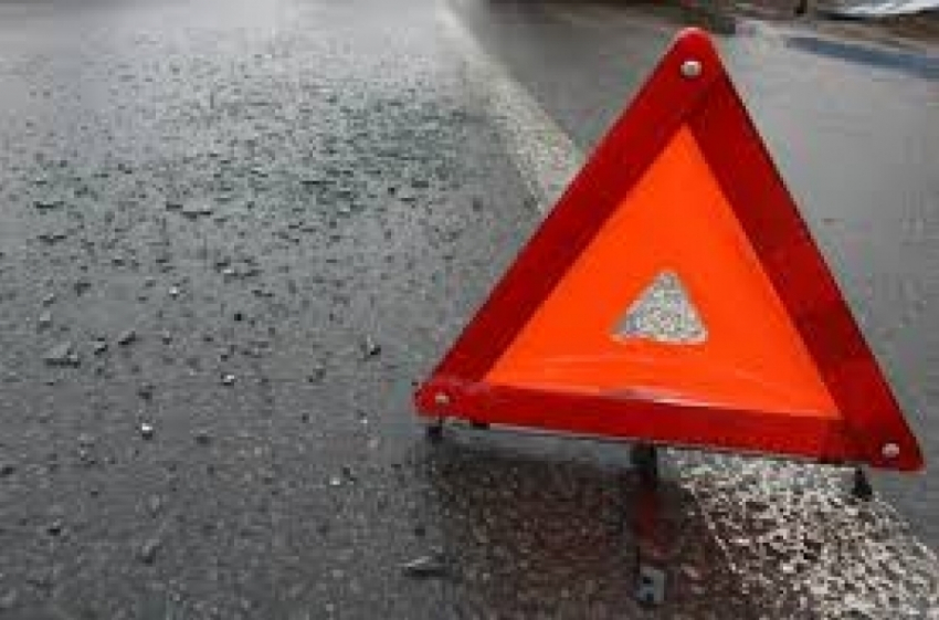 Под Волгоградом водитель на Lada сбил молодого мужчину на парковке