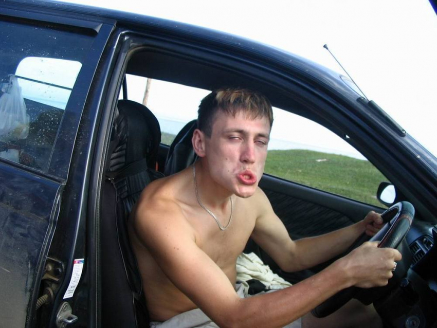 В Волжском пьяный 22-летний украл авто и протаранил на нем машину ДПС. Видео
