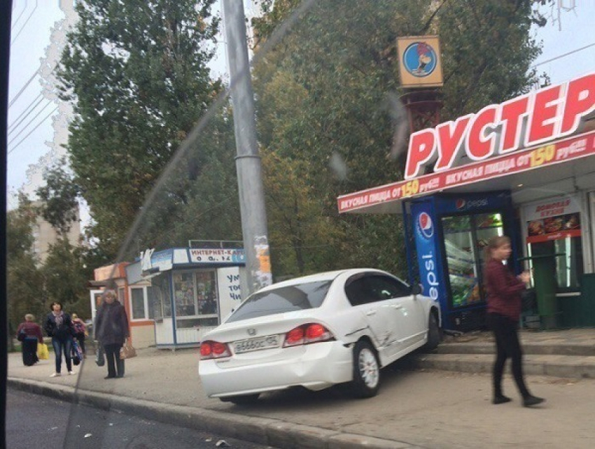 На юге Волгограда водитель на Honda влетел в «Рустерс» на остановке