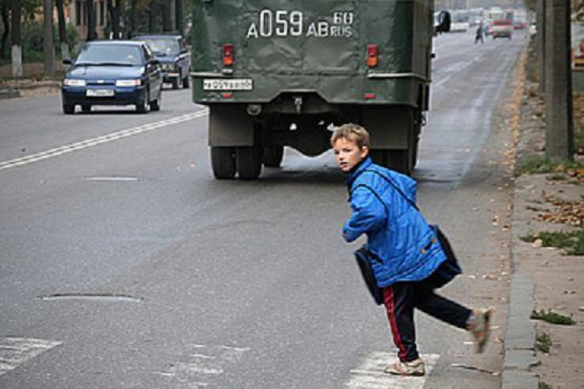 На юге Волгограда водитель на ВАЗ-2109 сбил 11-летнего школьника