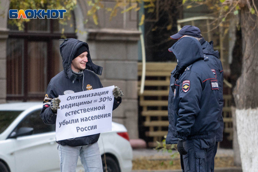 «Вандалы во власти»: жители Волгограда вышли на пикеты к администрации области