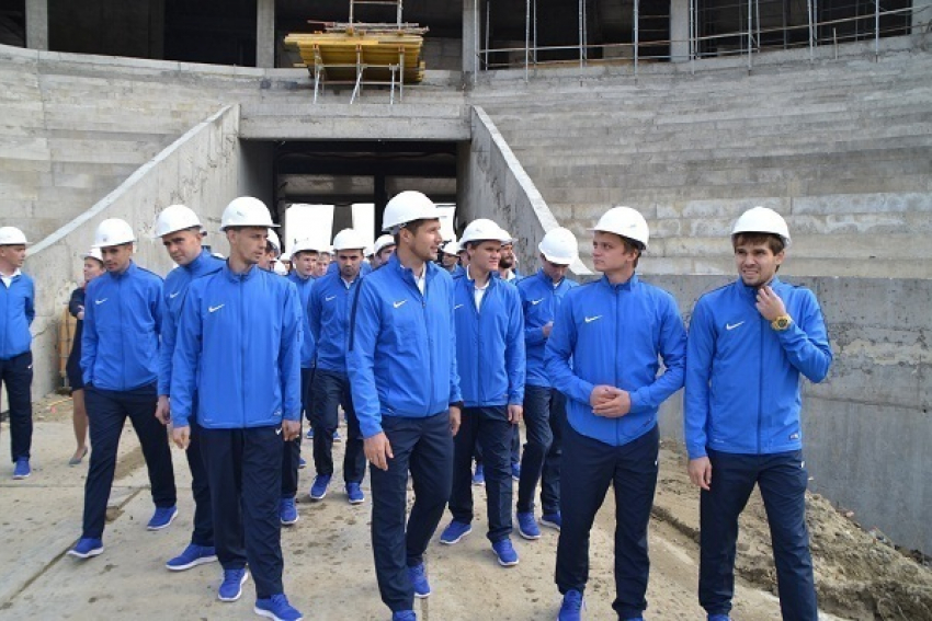 Футболисты команды «Ротор-Волгоград» лично осмотрели строящийся стадион