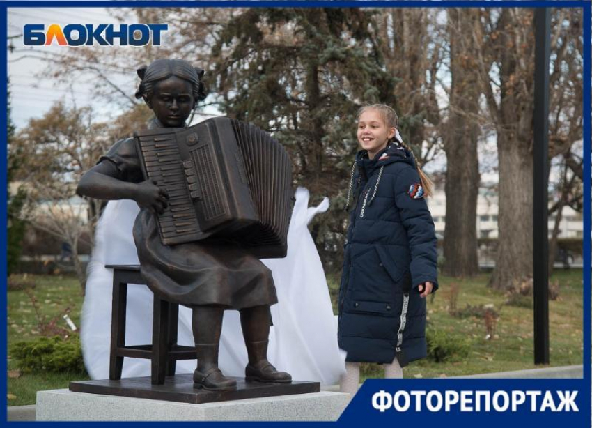 Девочка с аккордеоном поселилась в новом сквере в Волгограде
