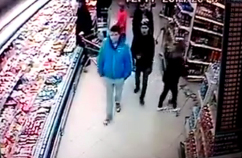 В Волгограде охранники супермаркета сломали покупательнице челюсть. Видео