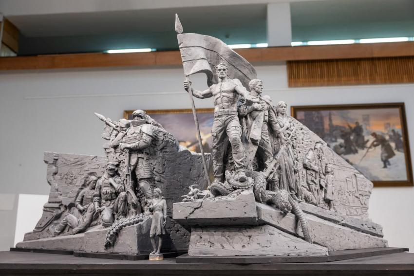 Скульптуру с участником СВО с голым торсом установят у подножия Мамаева кургана 