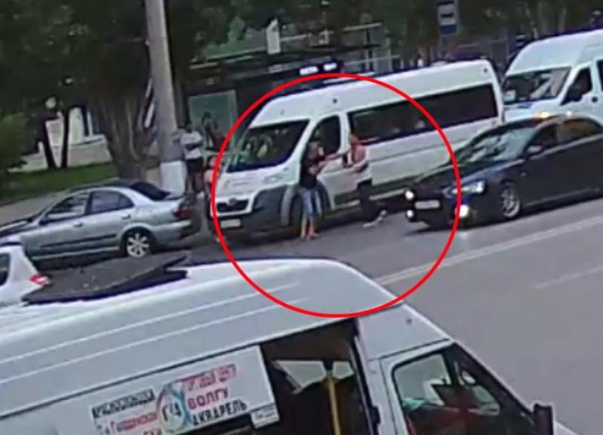Водители двух маршруток подрались в Волгограде: пассажиры сняли драку на видео