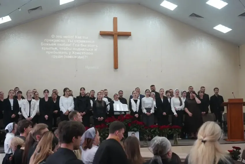 «Мама никакая, от нее не отходят»: в Волгограде прощаются с убитым в «Магните» многодетным дьяконом