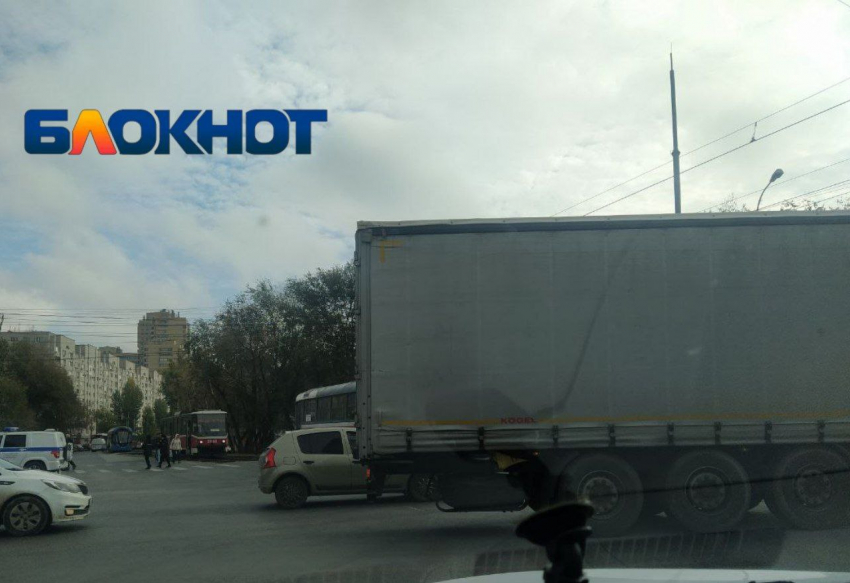 Движение транспорта парализовано в центре Волгограда 