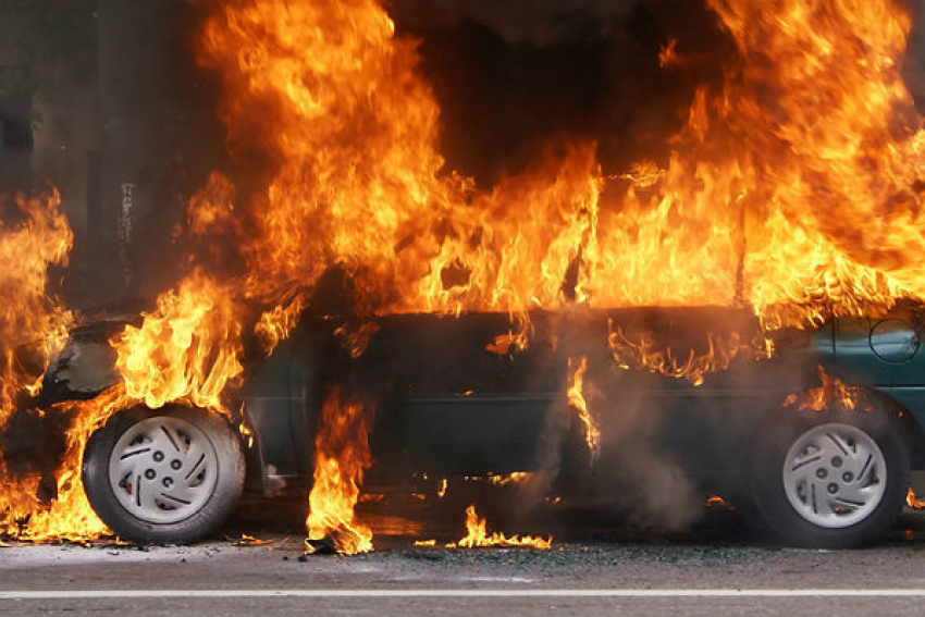 В Волгограде разыскивают поджигателей иномарки Audi Q7