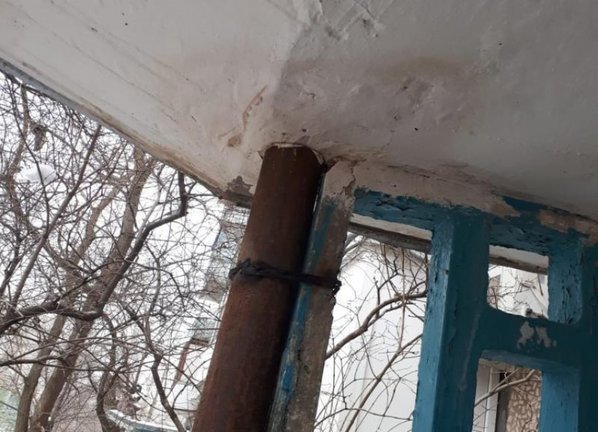 После публикации в «Блокнот Волгоград» УК починила разрушающийся козырек подъезда