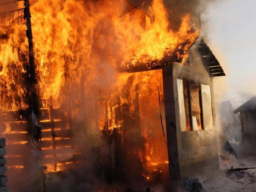  Заживо сгорели пожилые супруги в своем доме в Волгоградской области