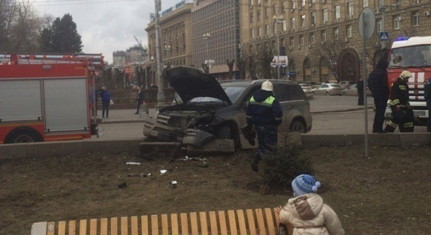 В Волгограде на Аллее Героев Mercedes протаранил ограждение