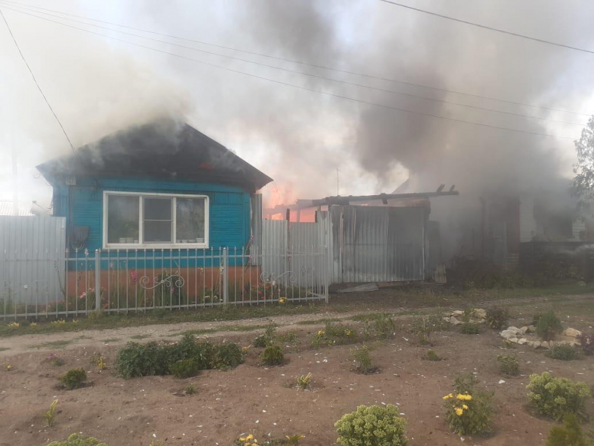 Огонь охватил частные дома в Урюпинске 