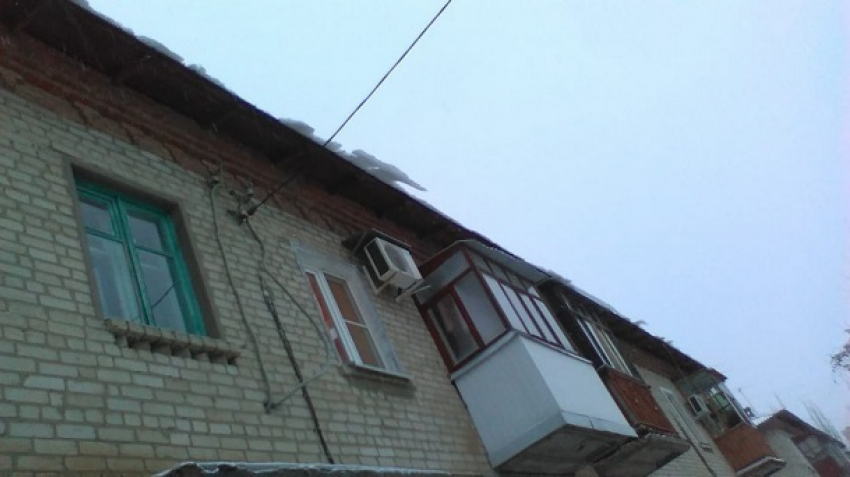 Крыша многоквартирного дома обрушилась из-за снега в Волгоградской области