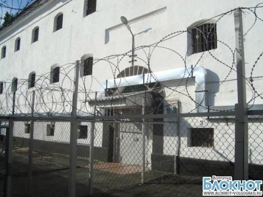 Начальник караула Камышинского следственного изолятора чуть не пристрелил подчиненного