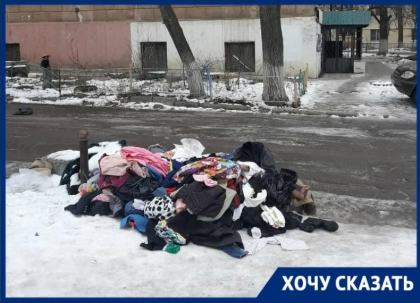  Свалка из старой одежды и мусора стремительно «растет» рядом с Дворцом культуры в Волгограде 