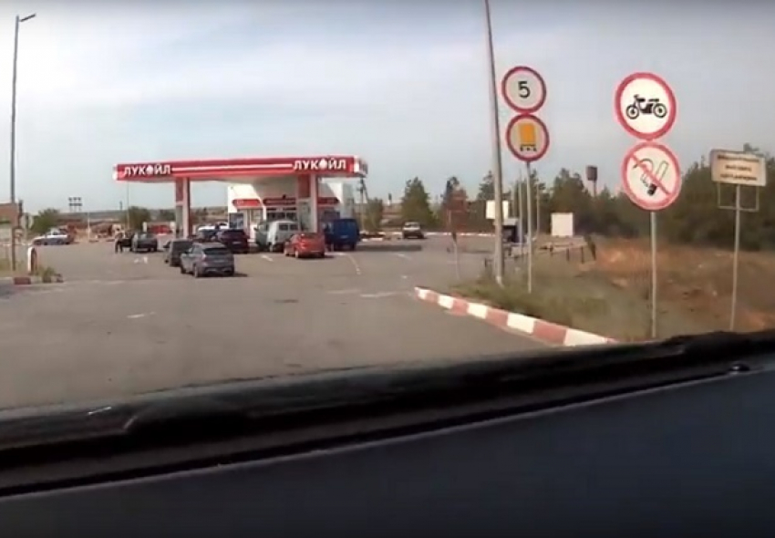 Местные жители перекрыли  дорогу на заправку из-за повышения цен на бензин под Волгоградом