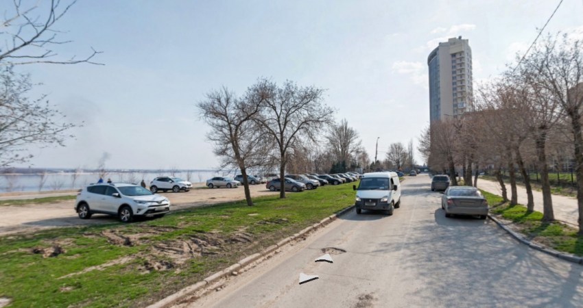Волгоградцев зовут решить судьбу пустыря-парковки на улице Чуйкова