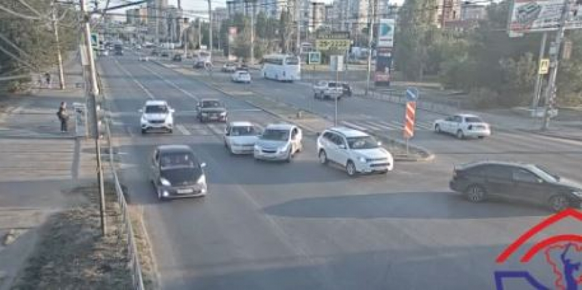 Загадочное ДТП на перекрестке на юге Волгограда попало на видео 