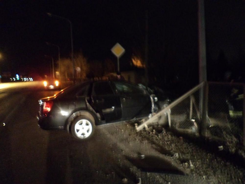 В Волгограде водитель на Chevrolet врезался в ограждение и сбежал: есть пострадавший