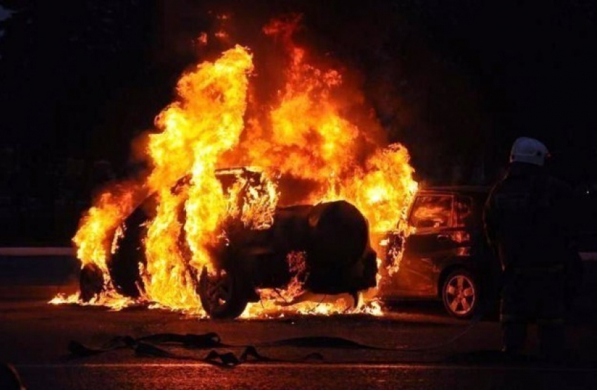 В Волгограде из-за поджога ночью сгорел Peugeot