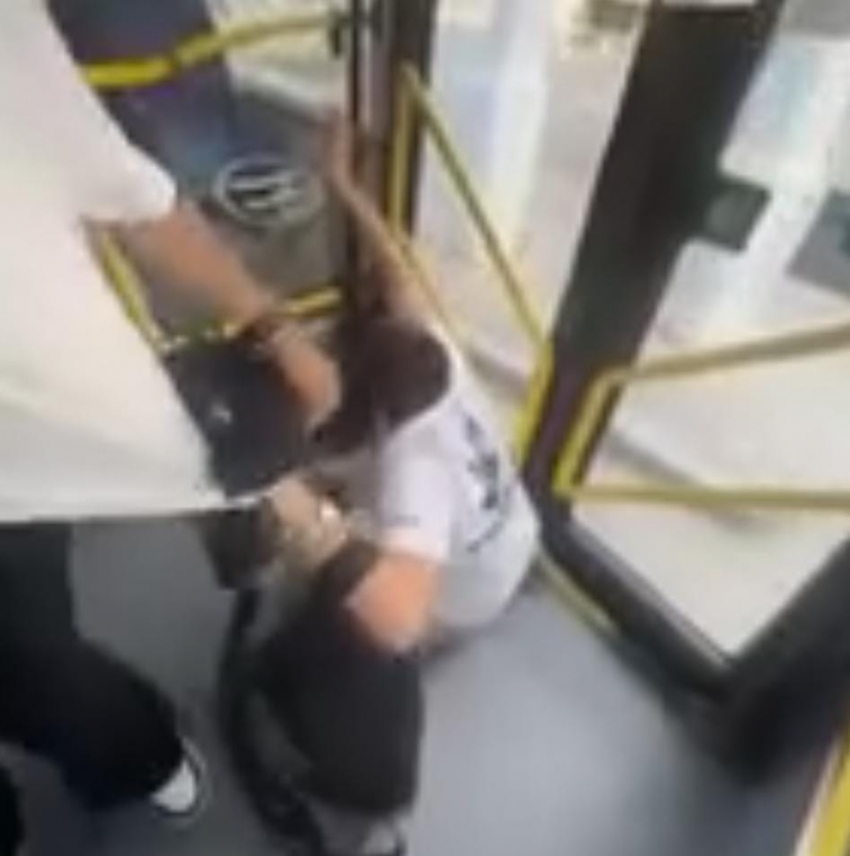 Бойцовский клуб на колесах: пассажиры устроили драку в салоне волгоградского электробуса