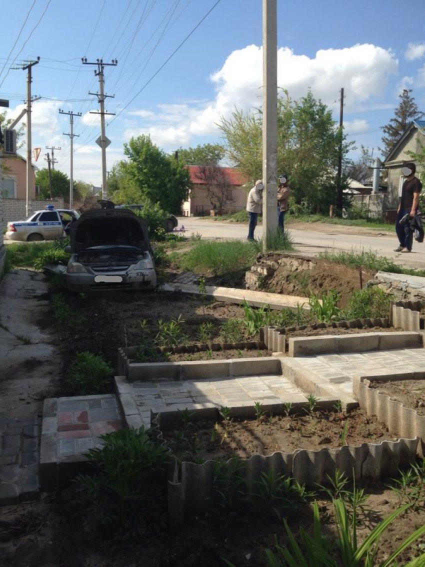 В Волгограде 29-летний водитель на Kia влетел в световую опору