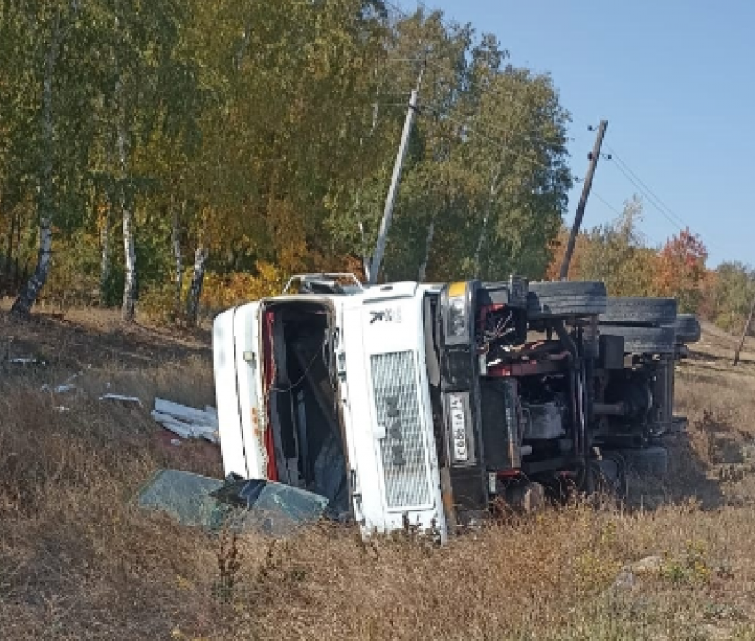 Под Волгоградом фура опрокинулась на глазах у сотрудников скорой помощи 