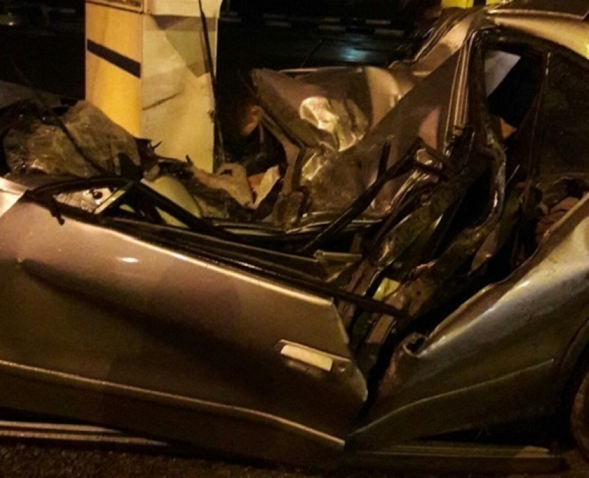 В Волгограде Mitsubishi на скорости врезался в опору АЗС: 2 погибли