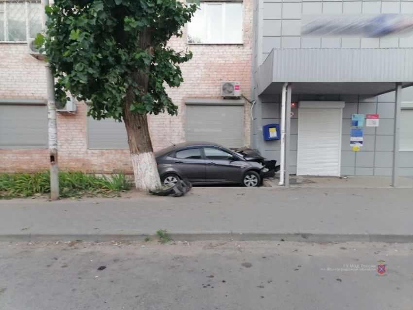 Hyundai протаранил отделение «Почты России» в Волгоградской области