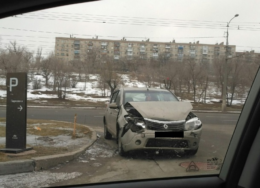 Из-за машины рекламщиков в больницу Волгограда попал водитель легковушки