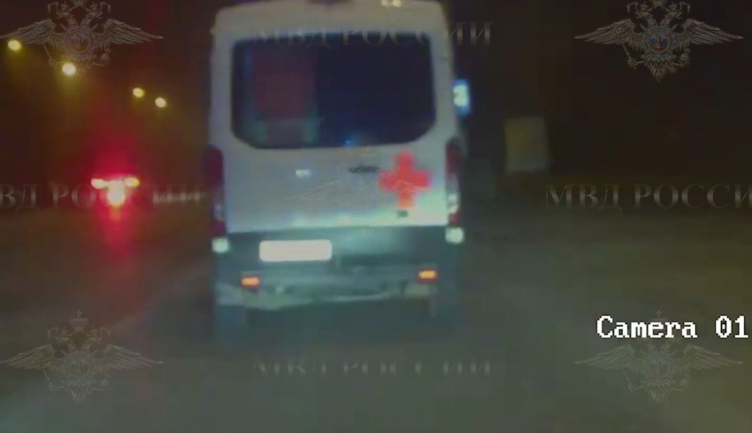 Погоня за угнавшим скорую пьяным зумером попала на видео в Волгограде