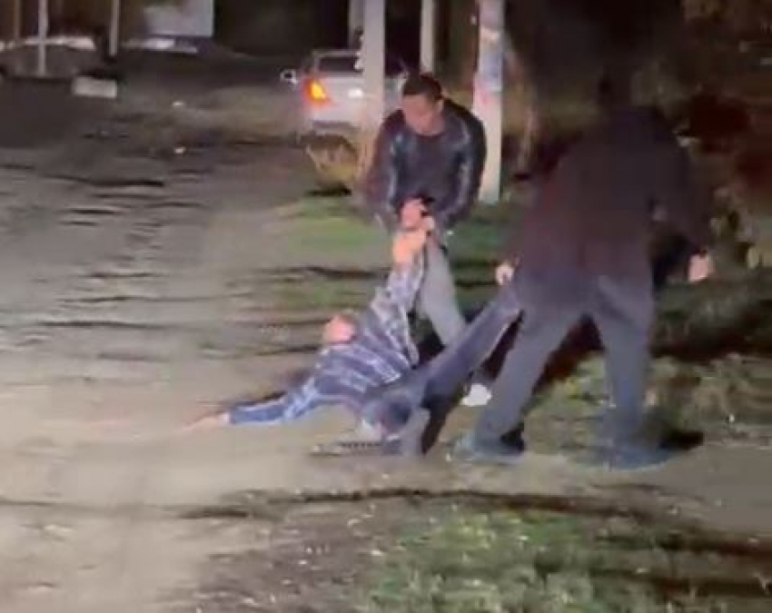 Мужчину вынесли из охваченного огнем дома под Волгоградом — видео