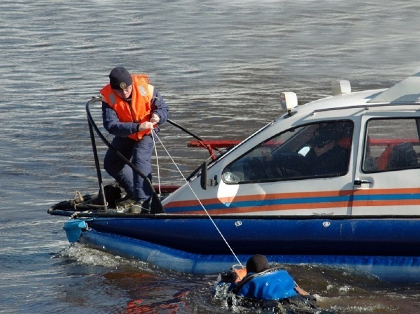 Инспекторы МЧС вытащили из Волги жителя Красноармейского района