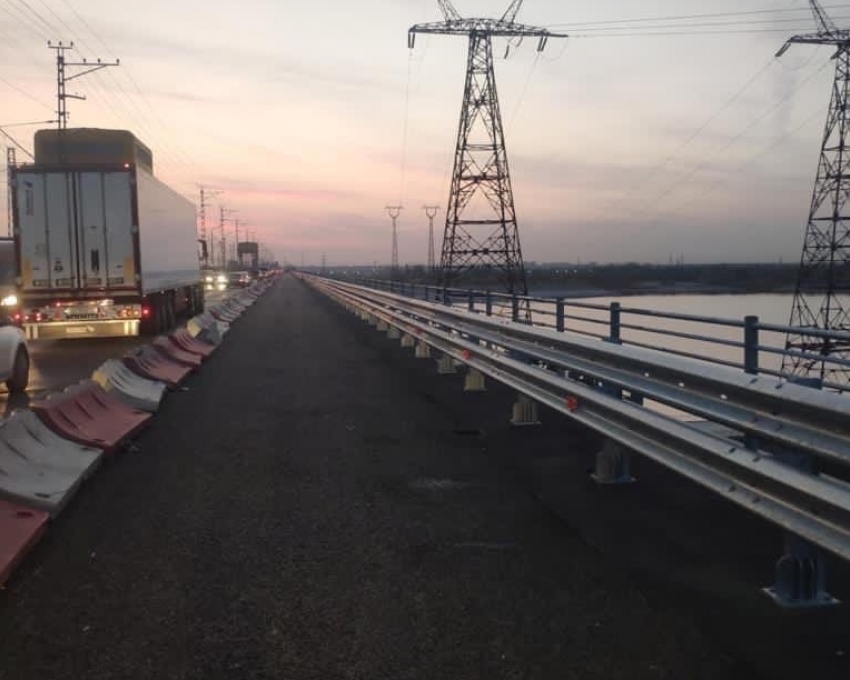 Пробки до осени: на мосту Волжской ГЭС начался заключительный этап ремонта